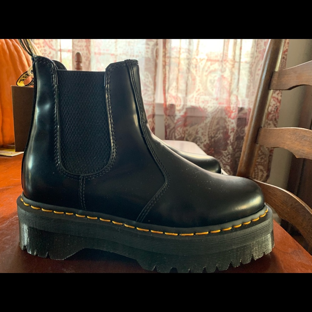 DR MARTENS 2976 POLISHED SMOOTH PLATFORM CHELSEA